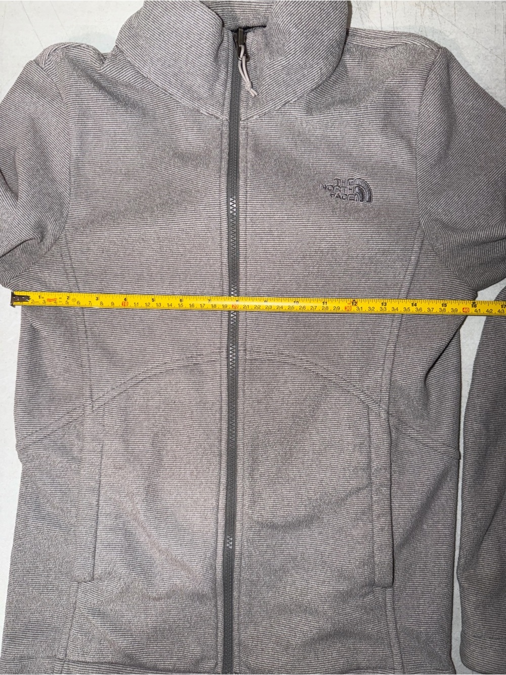 The North Face Women's Light Gray Full-Zip Fleece Jacket - Picture 5 of 6